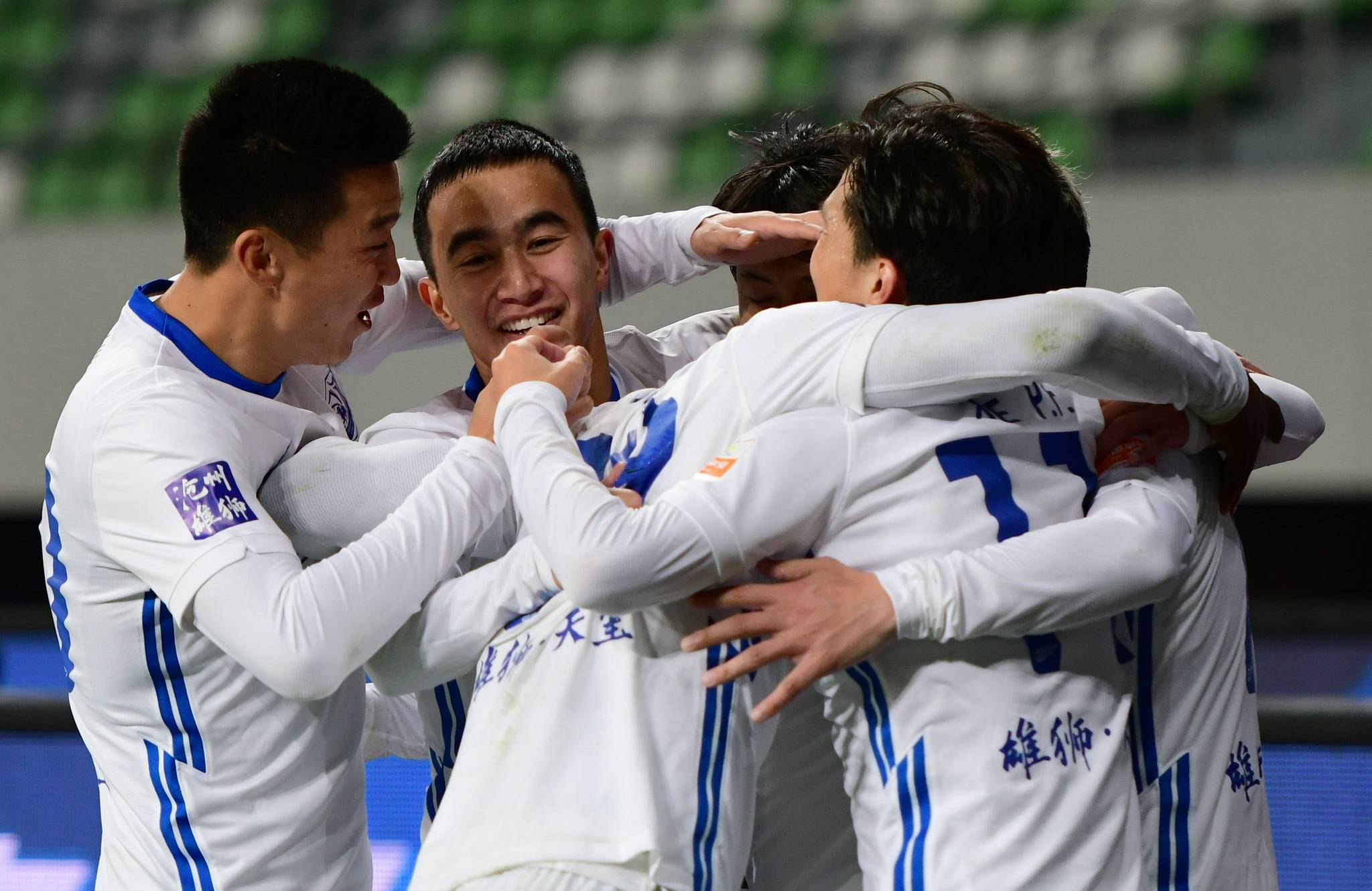 武汉三镇训练开放日，清晨远射贴柱引欢呼，亚冠在即，纪律约束更严格(三轴搅拌桩一幅桩是多少根)