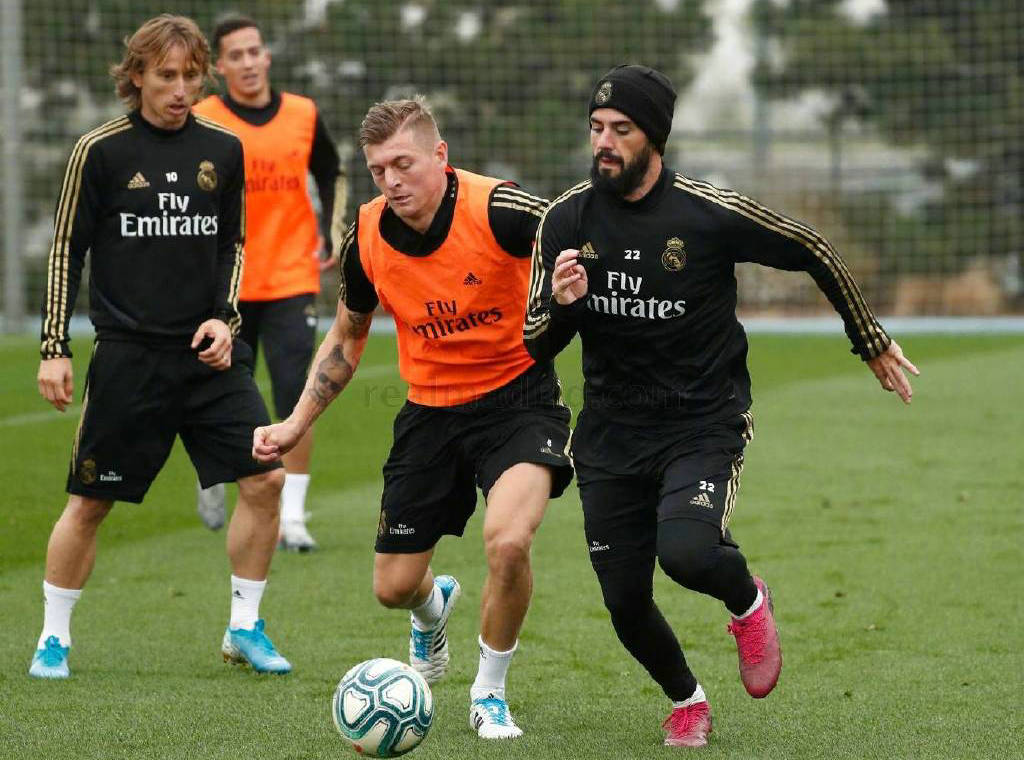 冲刺阶段欧冠焦点战，纽卡斯尔回应争议，更衣室稳定，球探报告显示潜力的简单介绍